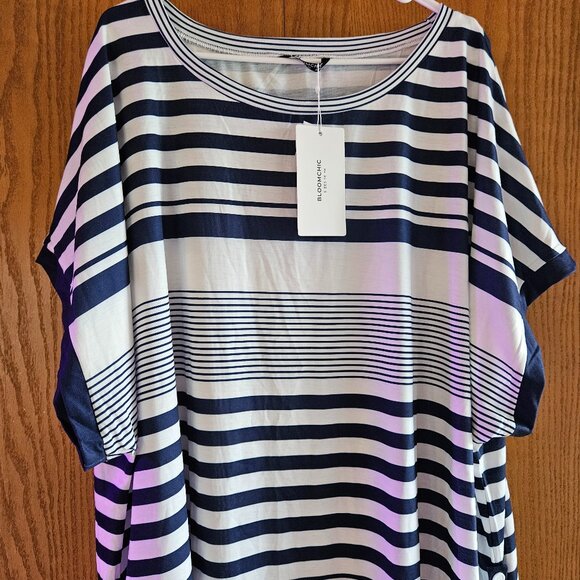 NWT Bloomchic 26W Striped Stretchy Tee BLUE/WHITE Side Button Detailing - Picture 3 of 11